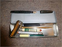CASTELL TIN WITH OLD PEN, PENCILS AND COIN COUNTER