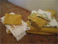 Box lot-gold towels, gold toilet seat cover and