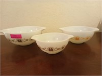 3 Pyrex mixing bowls 1.5 - 4 qt