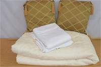 Queen Comforter , Pillows & Q Fitted  Flat Sheets