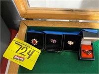 4 COSTUME JEWELRY RINGS IN CASES