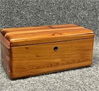 Lane Cedar Chest dresser box with key