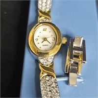 Vintage Avon Crystal Link Watch still new in box.