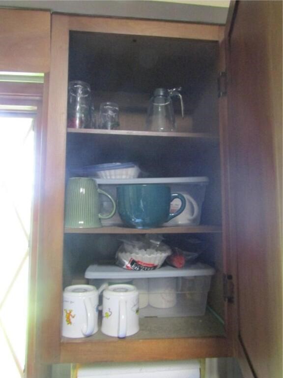 CONTENTS OF CUPBOARD - MUGS, GLASSES