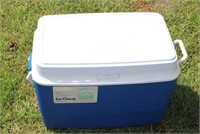 Rubbermaid ice chest
