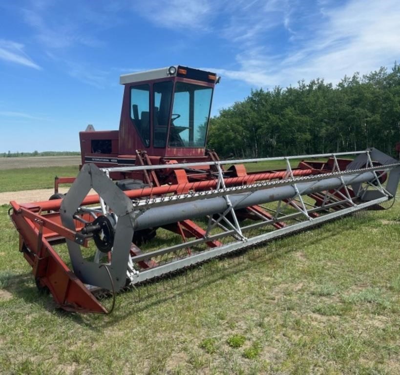 IH  25' 4000 Swather