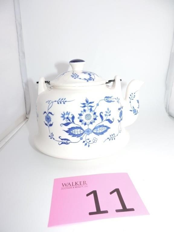 Armbee Delft Blue Onion Pattern Tea Pot