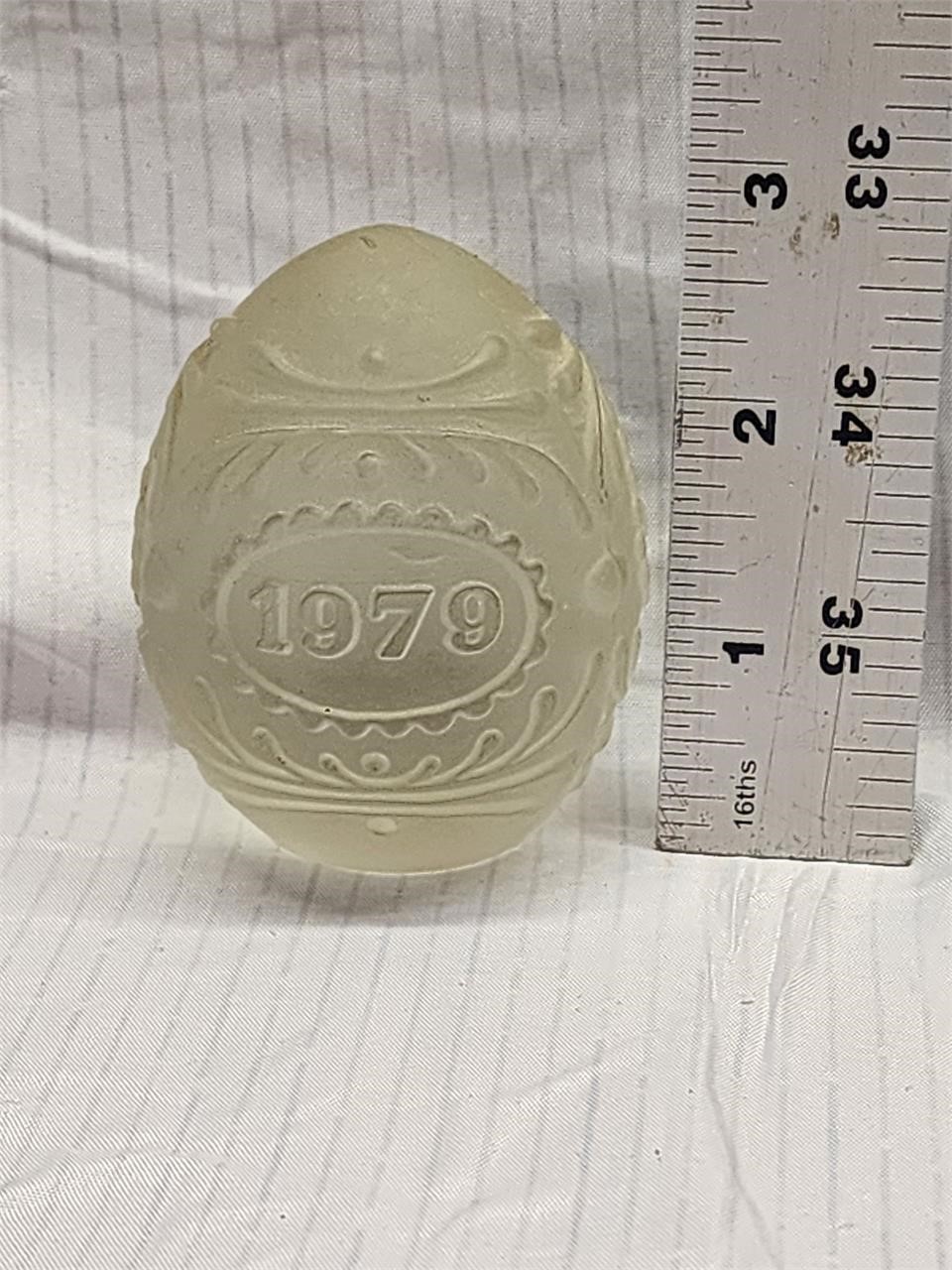 1979 Paperweight Egg