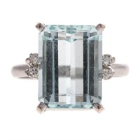 A Lady's Aquamarine & Diamond Ring in 18K