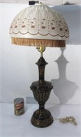 Lampe de table métalique à abat-jour brodé
