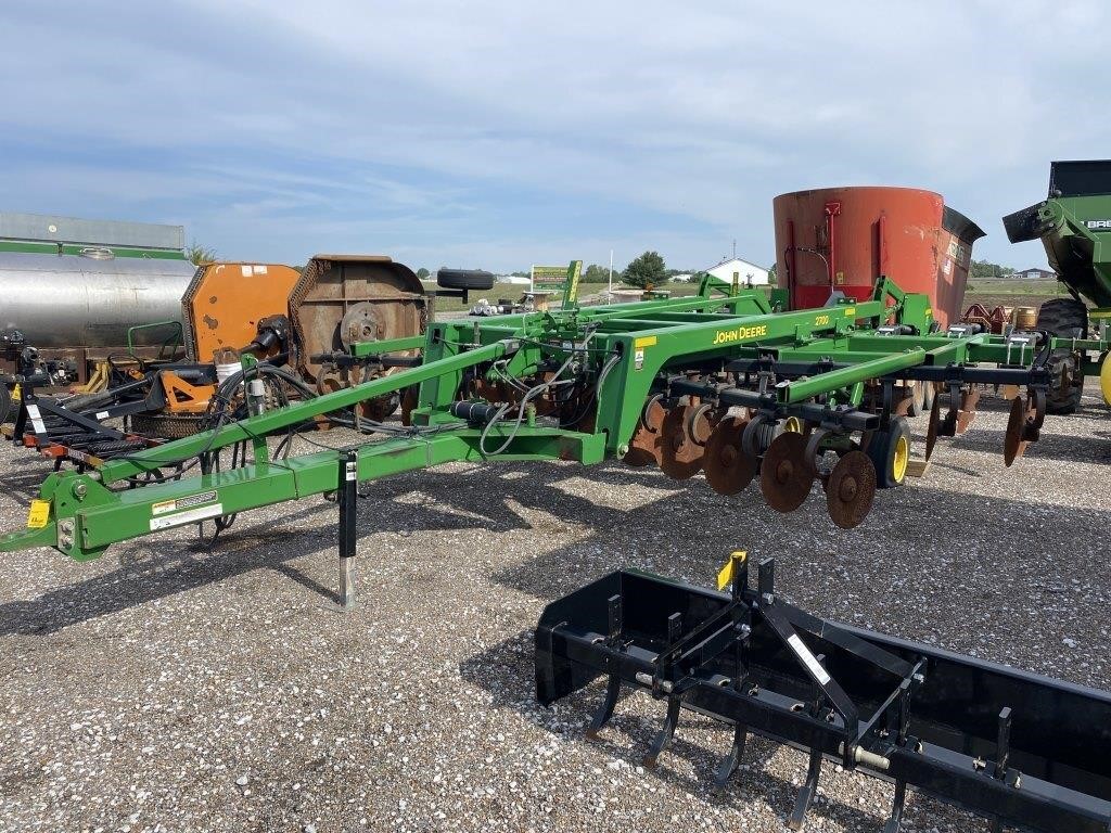 John Deere 2700 Disc Ripper