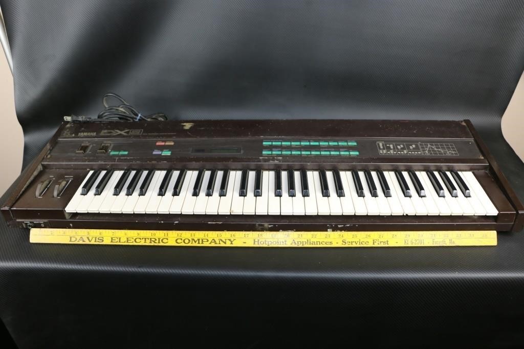 Yamaha Model DX9 Keyboard