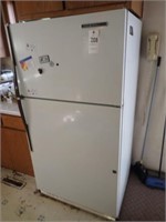 GE Refrigerator w/ Top Freezer