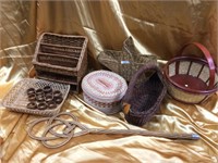 Assorted baskets and wood crafts (8)