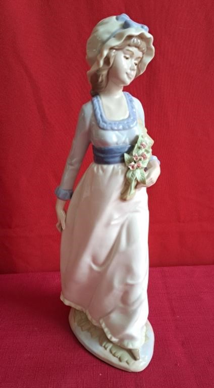 Nadal lady holding flowers figurine