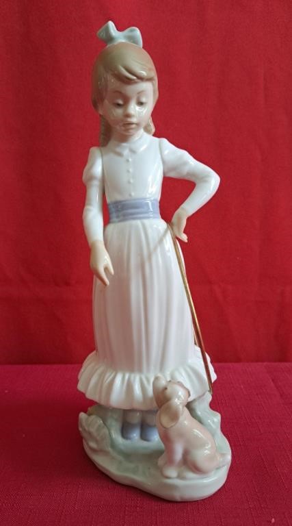 Llardo figurine girl with hoop