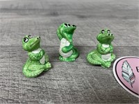 The cutest little ceramic alligators