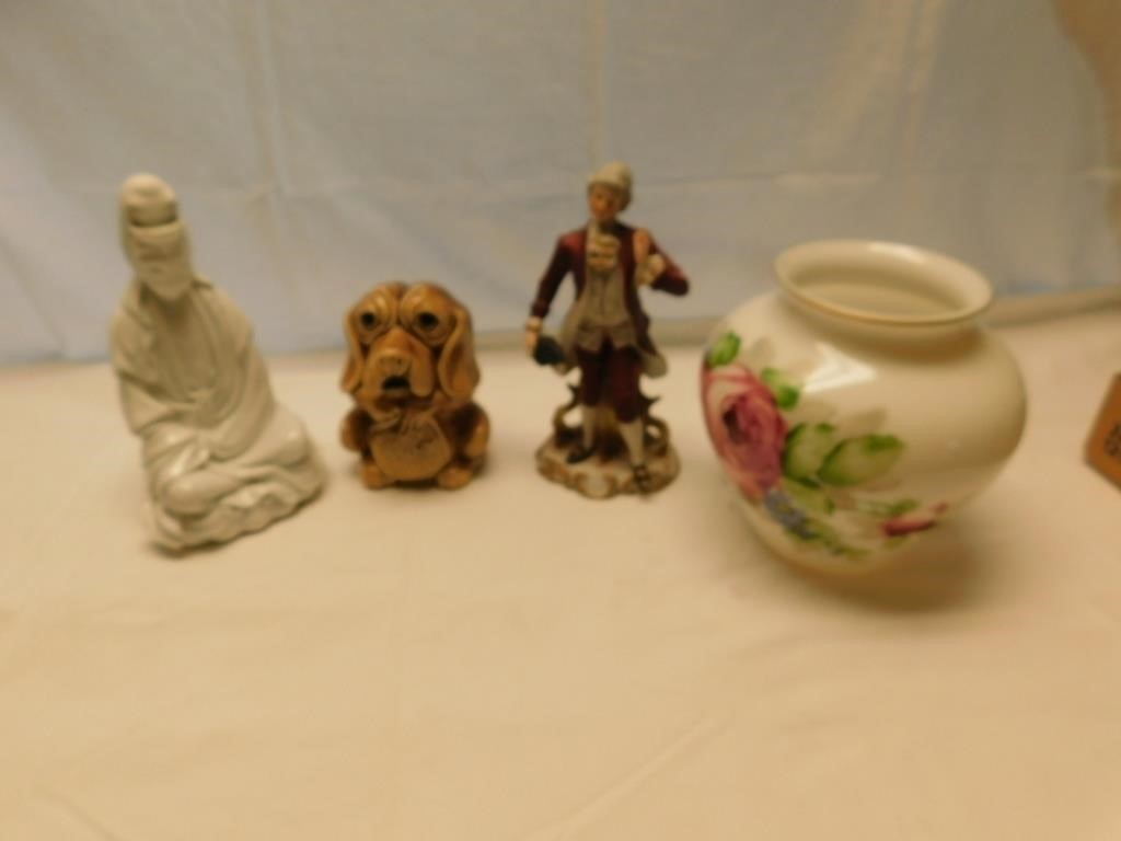 Dog bank, vase, 2 figures