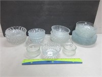 AN ASSORTMENT OF CLEAR GLASS FRUIT NAPPIES