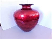 Vase en verre peint rouge et doré