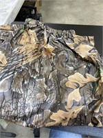 Camo rain pants sz L