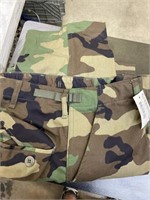New Army camo pants sz med reg