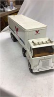 Yoder feeds model truck and trailer 1/16