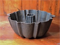Antique Wagner Cast Iron Bunt Baking Pan