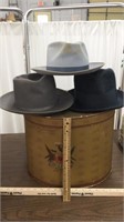 Hat box w/ 3 vintage hats
