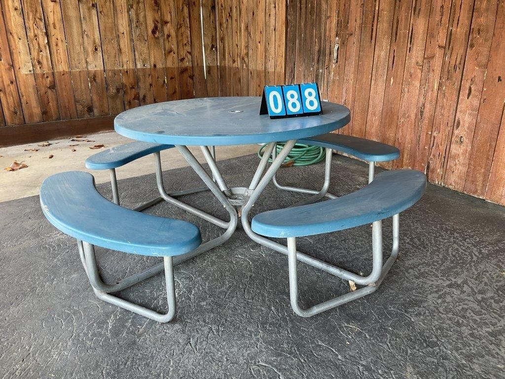 OUTDOOR TABLE