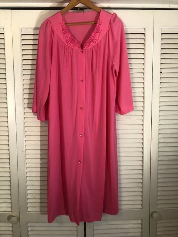 VINTAGE NIGHTGOWNS, HOUSECOATS, SLIPS & MORE - ENDS 5/13/24