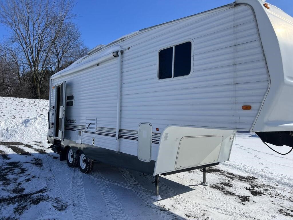 2004 FOREST RIVER CHEROKEE 27 FT 5TH WHEEL