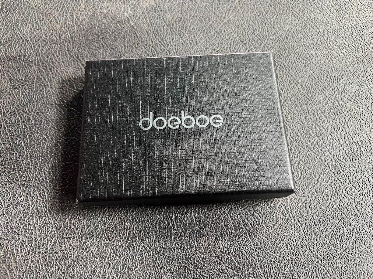 Doeboe wallet with spot for air tag