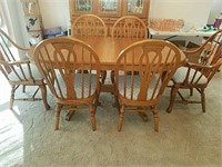 Beautiful oak dining room table with 6 chairs