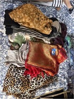 LOT OF BEAUTIFUL SCARVES
