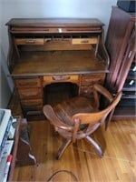 Vintage roll top desk & chair 42x 26 x 45 tall