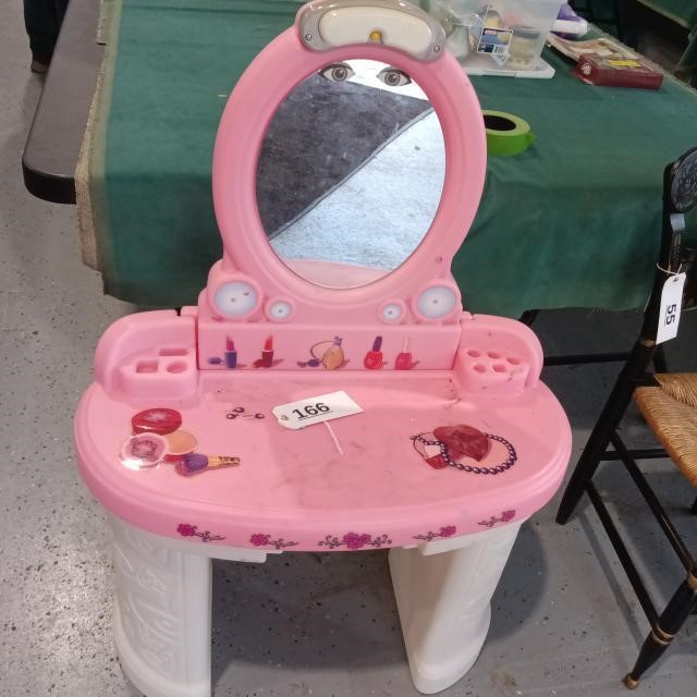 Children\'s makeup table