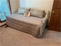 Day bed with trundle bed under