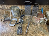 Vintage kitchen tools, Pyrex glass measure
