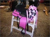 UNUSED 15" PINK SADDLE C/W MARTIN GALE HEADSTALL