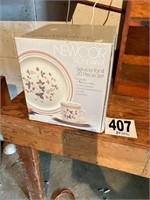 Newcor Stoneware in Box (B)