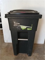 Toter 32 gal rolling trash can