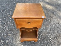 PRETTY ONE DRAWER SOLID MAPLE END TABLE