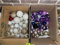 LARGE GROUP OF CHRISTMAS DECORATIONS