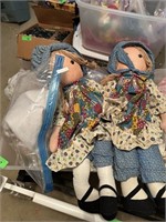 LARGE BIN OF DOLLS / OUTFITS
