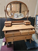 Antiques Dresser with mirror (j.M.)