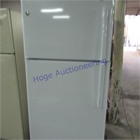 GE Refrigerator/Freezer 20.8 C. Ft, works