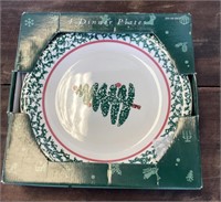 NEW 4 Christmas dinner plates