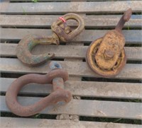 (DL) Vintage Pulley and Clevis