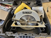 Heavy duty Dewalt circular saw in case